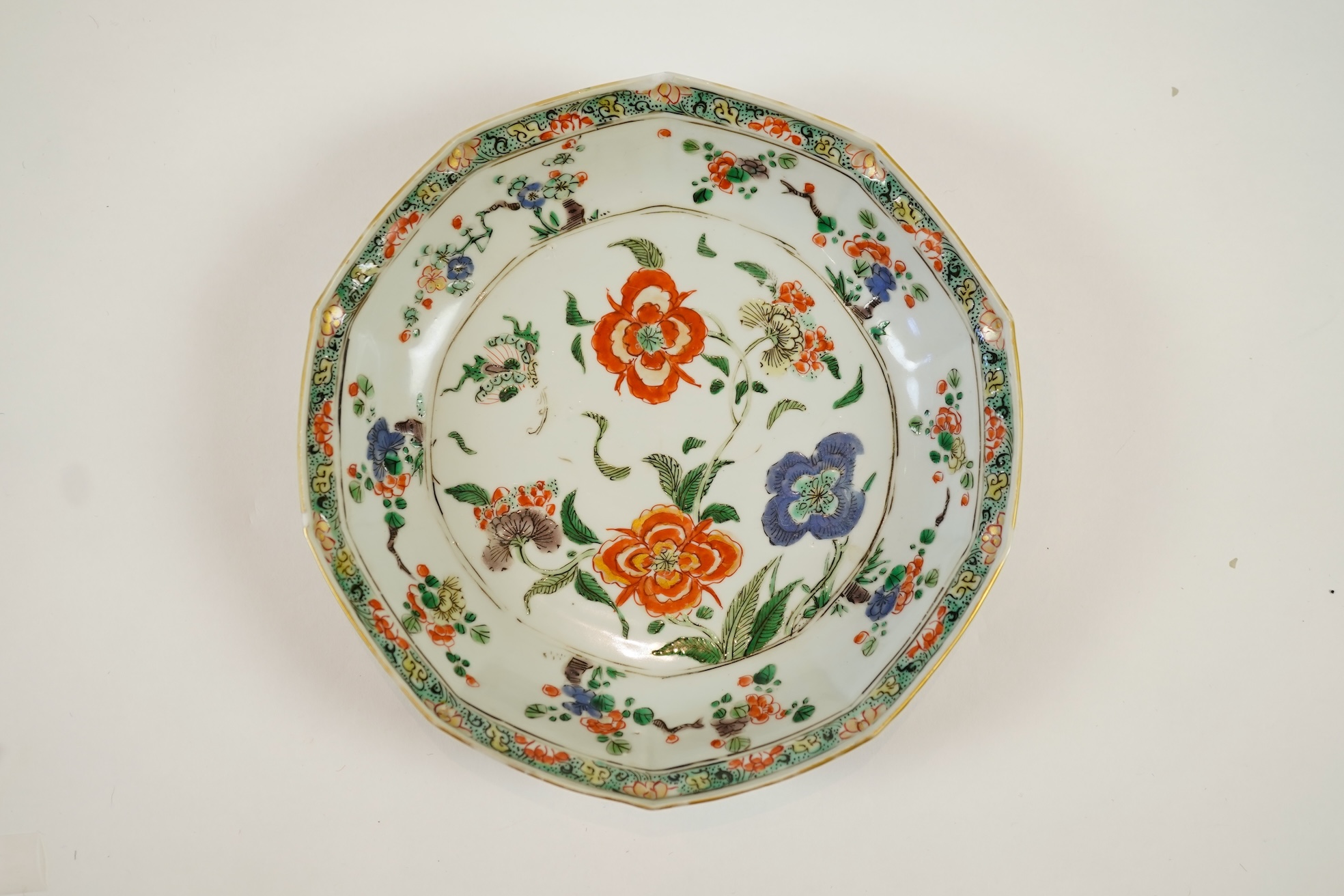A Chinese famille verte decagonal dish, Kangxi period